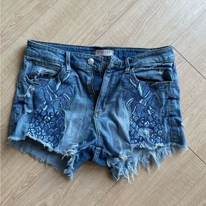 Guess pineapple shorts 🍍